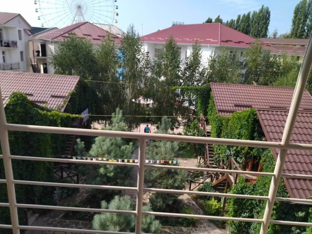 Hotel Gostinyi Dvor Bosteri Exteriör bild