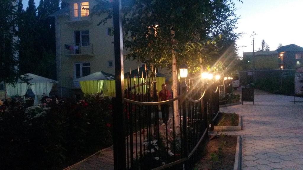Hotel Gostinyi Dvor Bosteri Exteriör bild