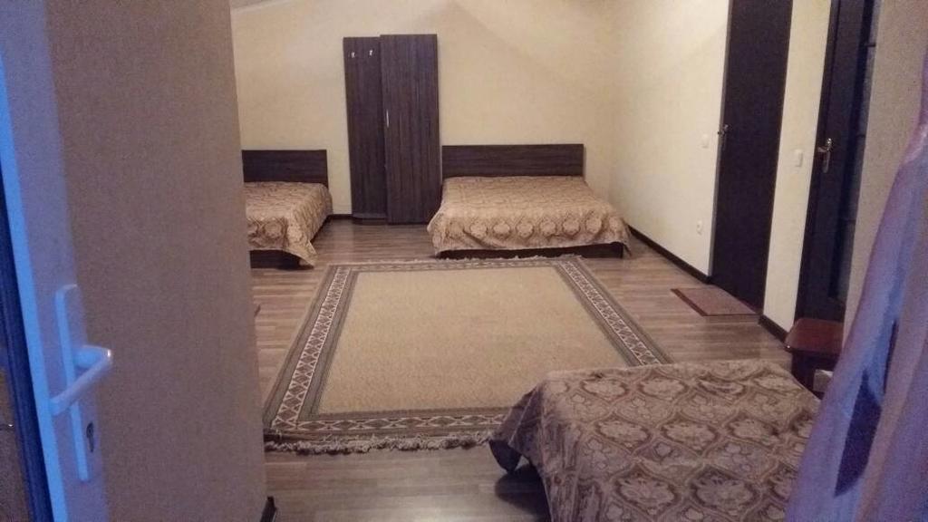 Hotel Gostinyi Dvor Bosteri Exteriör bild