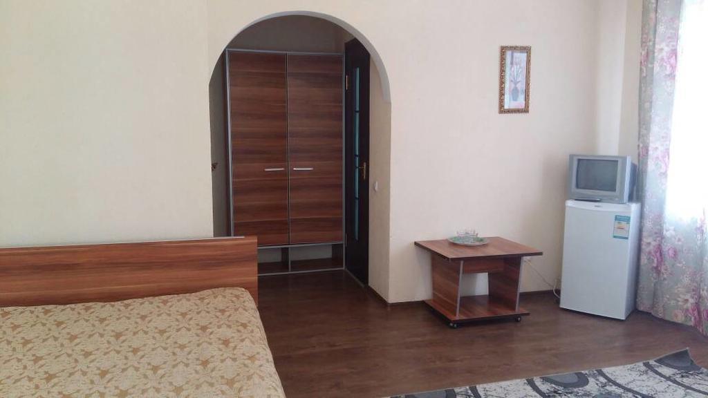 Hotel Gostinyi Dvor Bosteri Exteriör bild