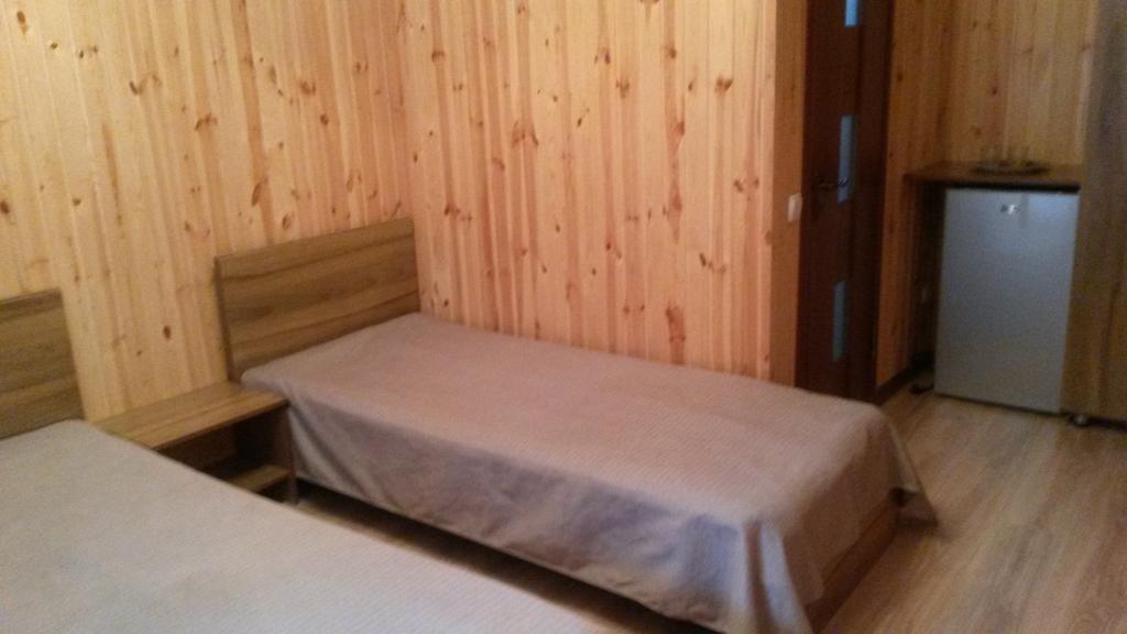 Hotel Gostinyi Dvor Bosteri Exteriör bild